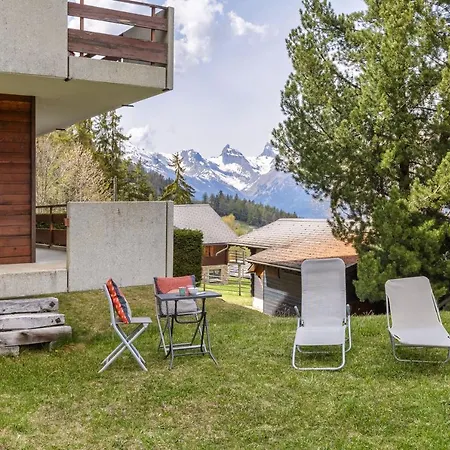 Stylish condo w/ parking, terrace, garden access. Apartamento Riddes