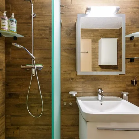 Stylish Condo W/ Parking, Terrace, Garden Access. Lejlighed