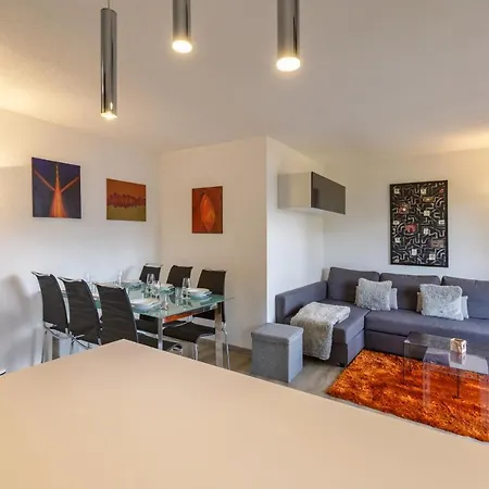 Stylish condo w/ parking, terrace, garden access. Apartamento
