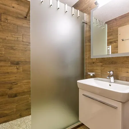 Apartman Stylish Condo W/ Parking, Terrace, Garden Access. *